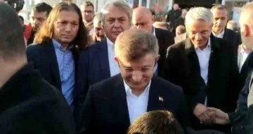 Millet Cami&rsquo;nde bayram namazını kılan Davutoğlu&rsquo;na depremzede tepkisi