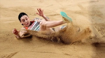 Milli atlet Tuğba Danışmaz, &uuml;&ccedil; adım atlamada T&uuml;rkiye rekoru kırarak altın madalya kazandı