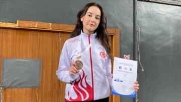 Milli eskrimci Zehra Nehir Cihan, Gürcistan'da bronz madalya kazandı