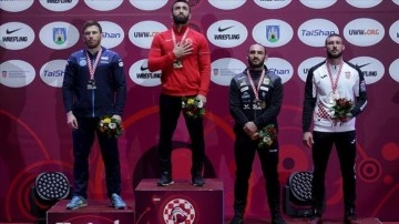 Milli güreşçi Burhan Akbudak, altın madalyayı depremzedelere armağan etti