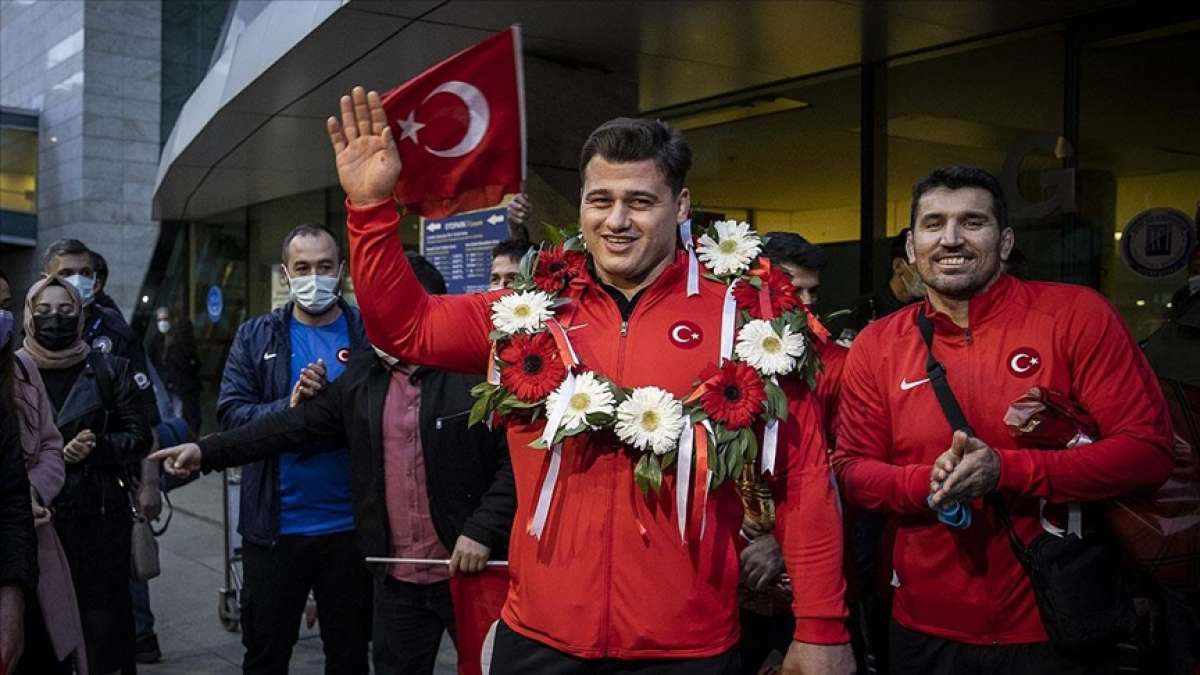 Milli güreşçiler Rıza Kayaalp ve Murat Fırat, Ankara'da coşkuyla karşılandı