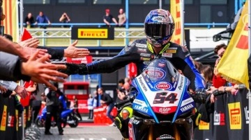 Milli motosikletçi Toprak Razgatlıoğlu, İngiltere'de superpole yarışında birinci oldu