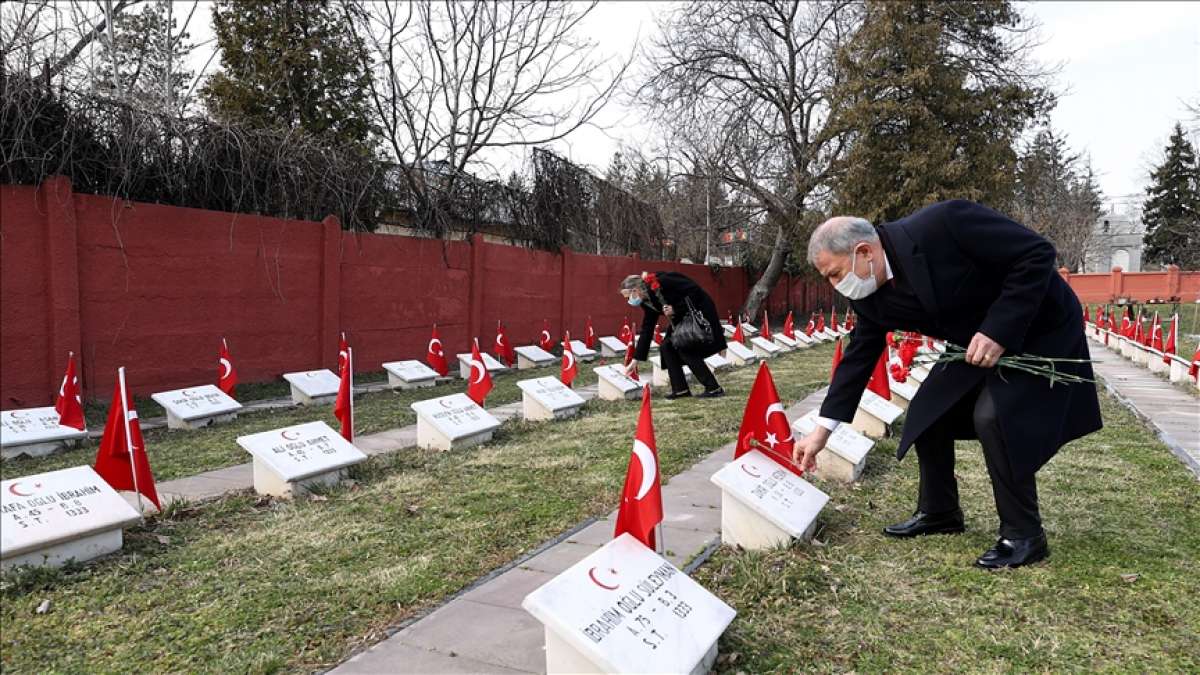 Milli Savunma Bakanı Akar, Bükreş Türk Şehitliği'ni ziyaret etti