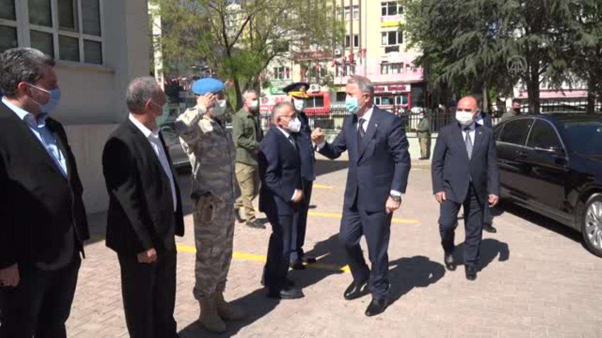 Milli Savunma Bakanı Akar, şehit aileleri ile bayramlaştı