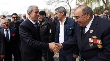 Milli Savunma Bakanı Akar'dan otob&uuml;s benzetmesiyle "ter&ouml;rle işbirliği" tepkisi