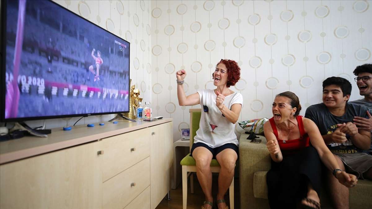 Milli sırıkla atlamacı Ersu Şaşma'nın olimpiyat finali heyecanını ailesi televizyon başında yaş