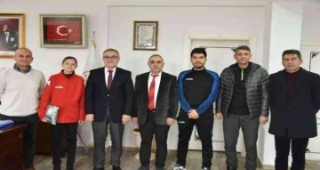 Milli Takım kampına davet edilen başarılı sporcu İl Milli Eğitim Müdürü Akyol’u ziyaret etti