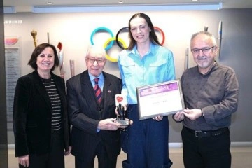 Milli voleybolcu Eda Erdem D&uuml;ndar, Şeref Diploması &ouml;d&uuml;l&uuml;n&uuml; aldı