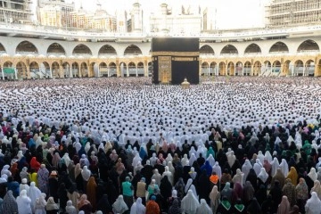 Milyonlarca M&uuml;sl&uuml;man Kabe&rsquo;de bayram namazını kıldı