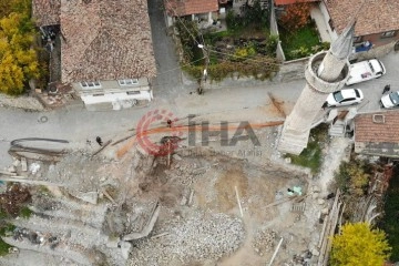 Minaresi öksüz kalan tarihi cami yeniden inşa ediliyor