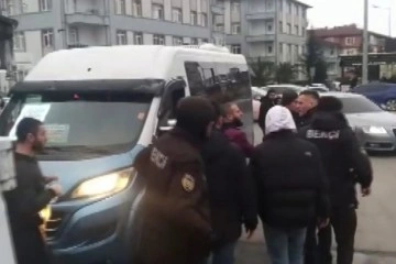 Minib&uuml;s şof&ouml;r&uuml; ile yolcu arasında kavga