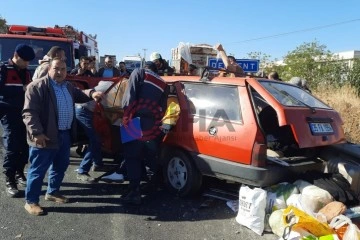 Minibüse arkadan çarpan otomobildeki 4 kişi yaralandı