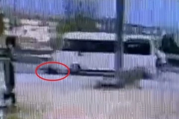 Minibüsün altında metrelerce sürüklenen işçinin ölümü kamerada