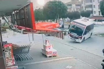 Minibüsün devrildiği kaza anları kameraya yansıdı