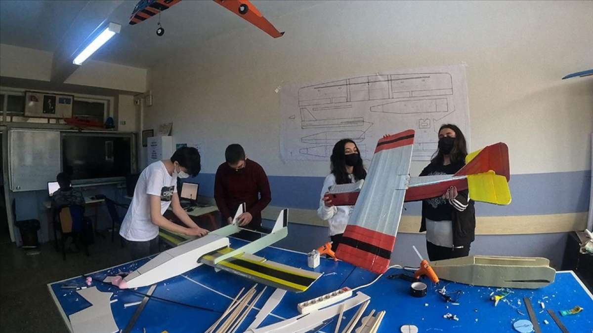 Model uçak tasarlayan liseliler TEKNOFEST'te başarılı olmayı hedefliyor