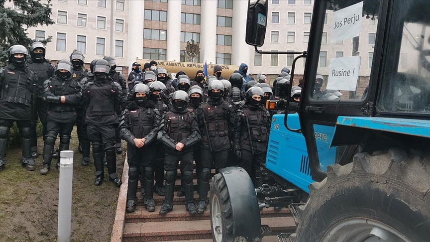Moldova'da hükümetin istifasını isteyen çiftçiler traktörleriyle meclis önünde eylem yaptı