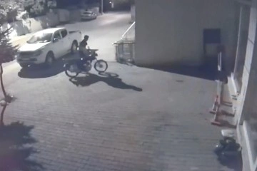 Motosiklet hırsızı saniye saniye kameraya yansıdı