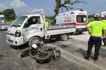 Motosiklet ile kamyonet çarpıştı: 1’i ağır 2 yaralı