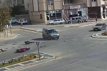 Motosiklet sürücüsünün ölümden döndüğü an kamerada