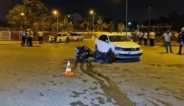Motosikletli polis ekibi ile otomobil ile çarpıştı: 1'i ağır 2 polis yaralı