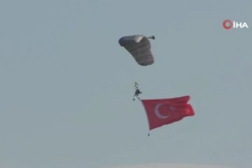MSB, Kış tatbikatında Mehmetçiğin uçaktan atlayış görüntüsünü paylaştı
