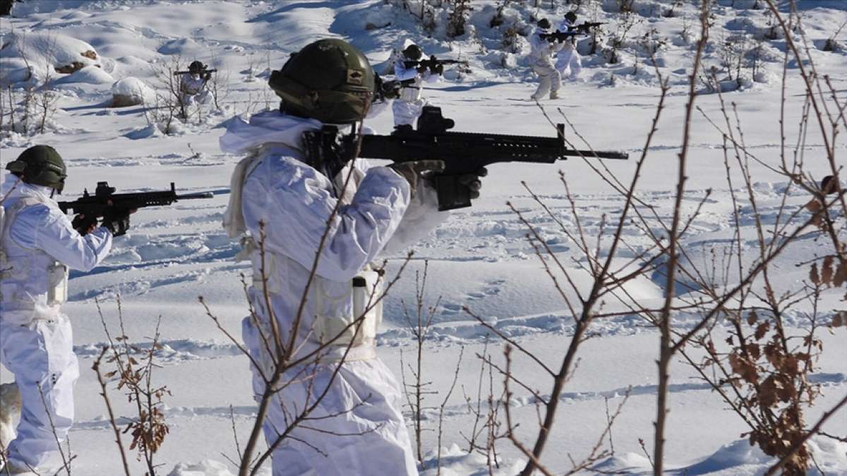 MSB, zorlu kış koşullarında görev yapan askerlerin fotoğraflarını paylaştı