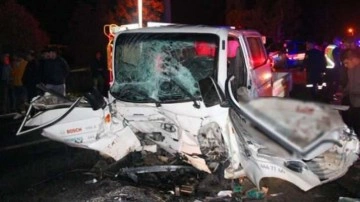 Muğla&rsquo;da feci kaza: Kamyonet minibüsle çarpıştı: 22 yaralı