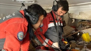 Muğla'dan giden ekipler 28 kişiyi enkazdan sismik akustik cihaz yardımıyla kurtardı