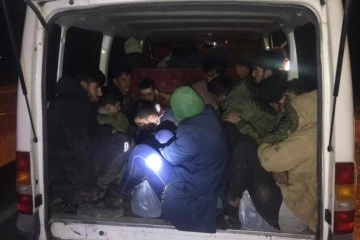 Muradiye'de 19 düzensiz göçmen yakalandı