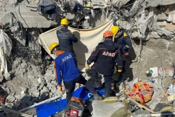 Muş AFAD ekipleri 23 kişiyi enkazdan canlı çıkardı