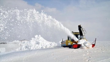 Muş'ta ekipler kar kalınlığının 4 metreyi bulduğu bölgede mücadele veriyor