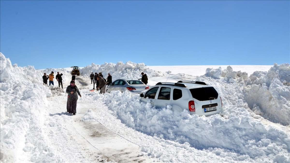 Muş'ta kar ve tipi nedeniyle araçlarında mahsur kalan 45 kişi kurtarıldı