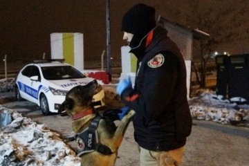 Muş'ta polis ekipleri yeni yıla dondurucu soğukta elleri tetikte girdi