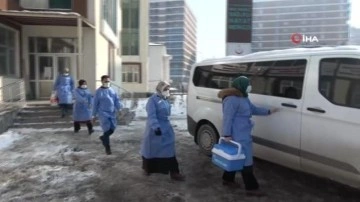 Muş'ta sağlık çalışanları aşı için karlı dağları aşıyor