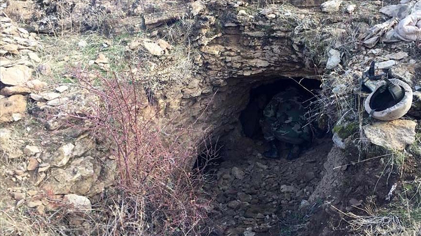 Muş'ta teröristlerin kullandığı mağarada lav silahı ve el bombaları bulundu