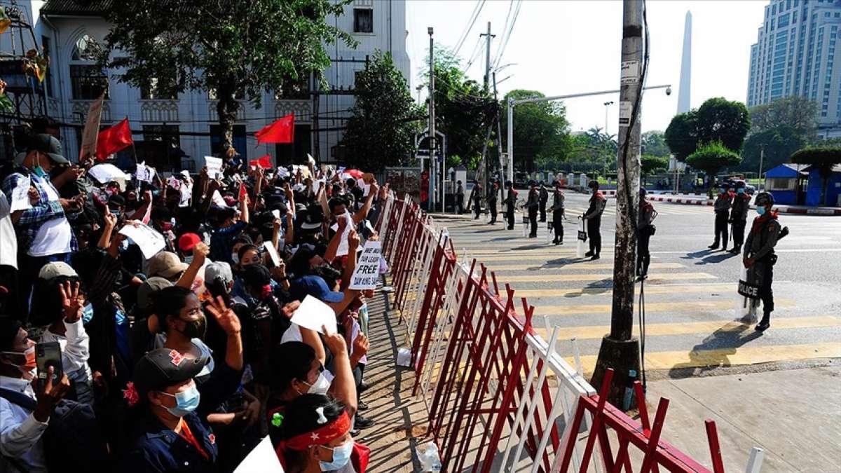 Myanmar'da darbe karşıtı protestolar nedeniyle bazı kentlerde sıkıyönetim ilan edildi