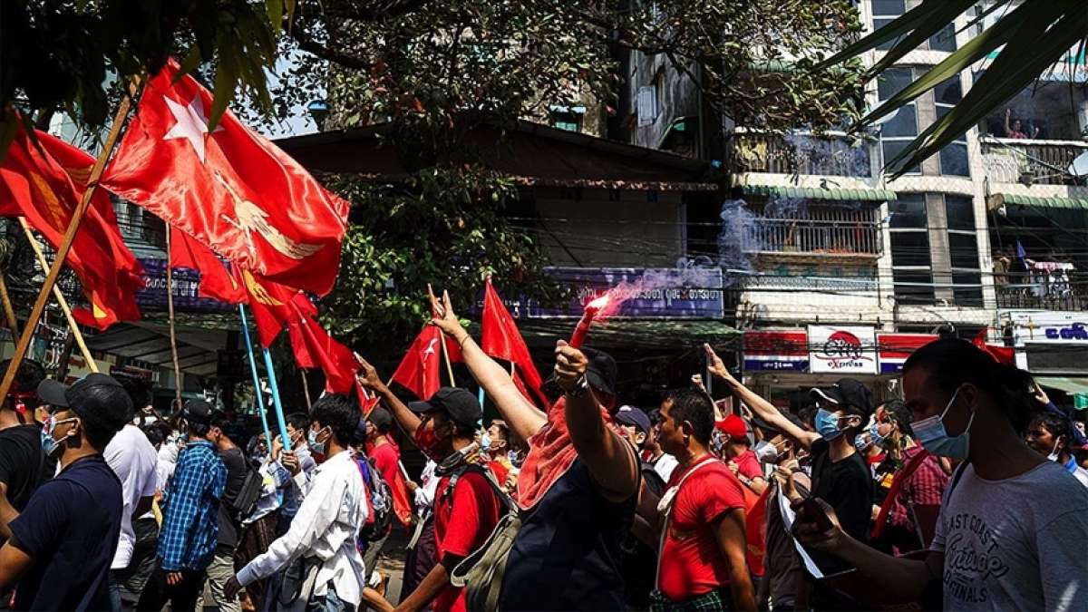 Myanmar'da darbe karşıtı protestolar üçüncü gününde de sürüyor