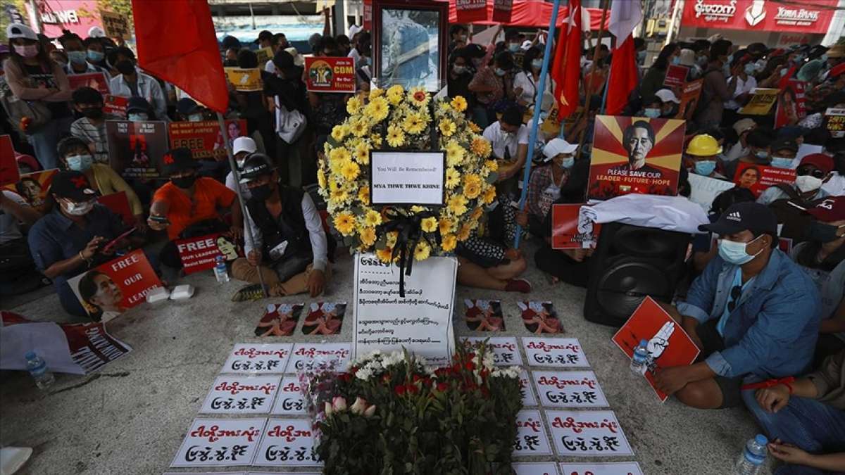 Myanmar'da protestocular polisin müdahalesi sonucu yaşamını yitiren göstericiyi andı