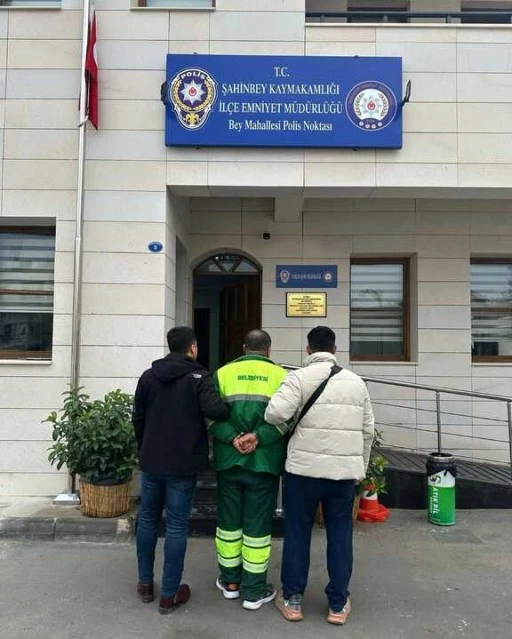 KIYAFET DEĞİŞTİRMEK KURTARAMADI: CİNAYET HÜKÜMLÜSÜ BELEDİYE İŞÇİSİ KIYAFETİYLE YAKALANDI!