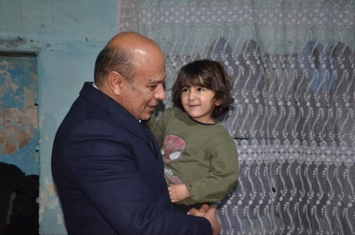 GAZİANTEP&rsquo;TE Y&Uuml;REK SIZLATAN G&Ouml;R&Uuml;NT&Uuml;LER: 7 KİŞİ TEK ODADA YAŞAM M&Uuml;CADELESİ VERİYOR!