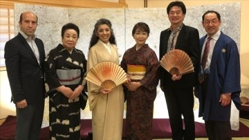 Nagoya Başkonsolosu Öztürk, öğrencilik yıllarında tanıştığı Japonlara Türk kültürünü tanıtıyor