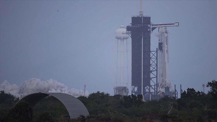 NASA 4 astronotu taşıyan SpaceX’e ait uzay aracını fırlattı