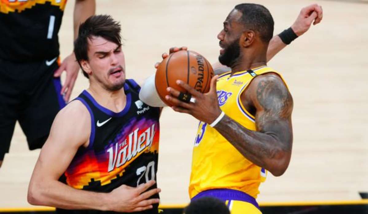 NBA'de son şampiyon Lakers, Suns'ı yenerek seriyi 1-1'e getirdi