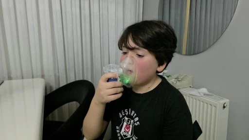 Nefes Almak Onun İ&ccedil;in L&uuml;ks Oldu: 8 Yıldır Durmayan &Ouml;ks&uuml;r&uuml;ğe &Ccedil;are Aranıyor!