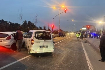 Nevşehir&rsquo;de fireni patlayan kamyon ara&ccedil;lara &ccedil;arptı: 6 yaralı