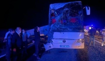 Nevşehir'de öğrencileri taşıyan otobüslerin karıştığı kazada 25 kişi yaralandı