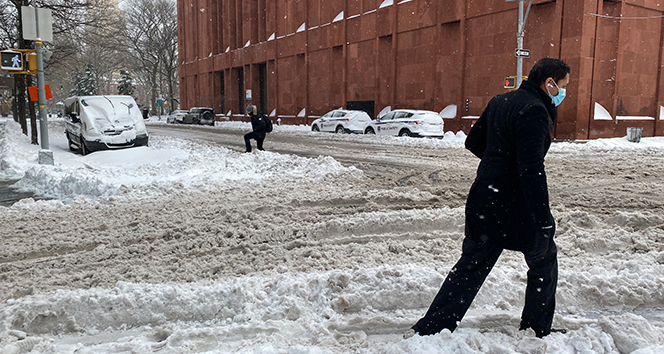 New York son yılların en şiddetli kar fırtınasının etkisi altında
