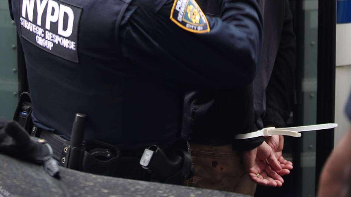 New York'ta aracında silah ve mühimmat bulunan kişi gözaltına alındı