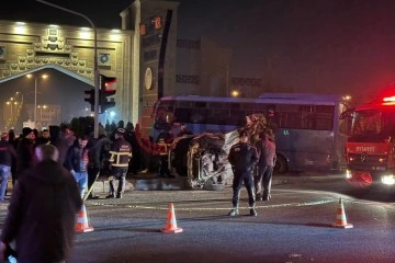Niğde’de halk otobüsü ile otomobil çarpıştı: 3’ü ağır 16 yaralı