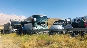 Niğde'de yolcu otobüsüyle hafif ticari araç çarpıştı, 1 kişi hayatını kaybetti, 7 kişi yaraland